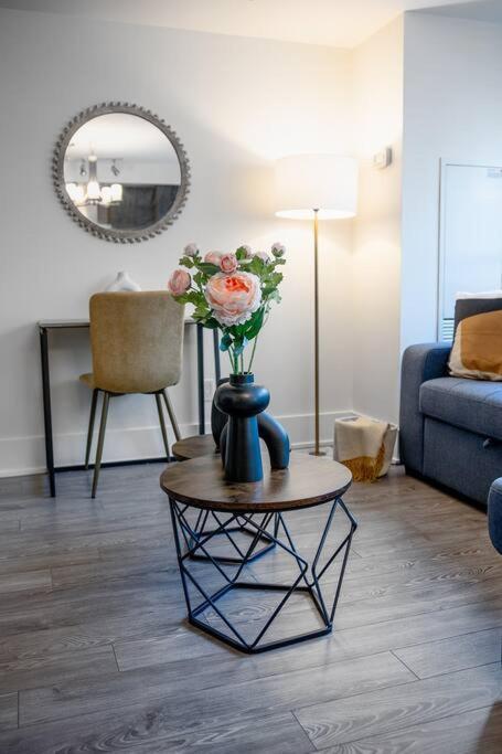 Chic 1-Br Condo; Parking Included; Downtown Core Toronto Extérieur photo