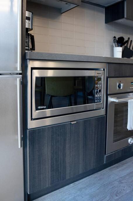 Chic 1-Br Condo; Parking Included; Downtown Core Toronto Extérieur photo