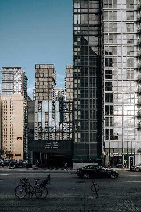 Chic 1-Br Condo; Parking Included; Downtown Core Toronto Extérieur photo