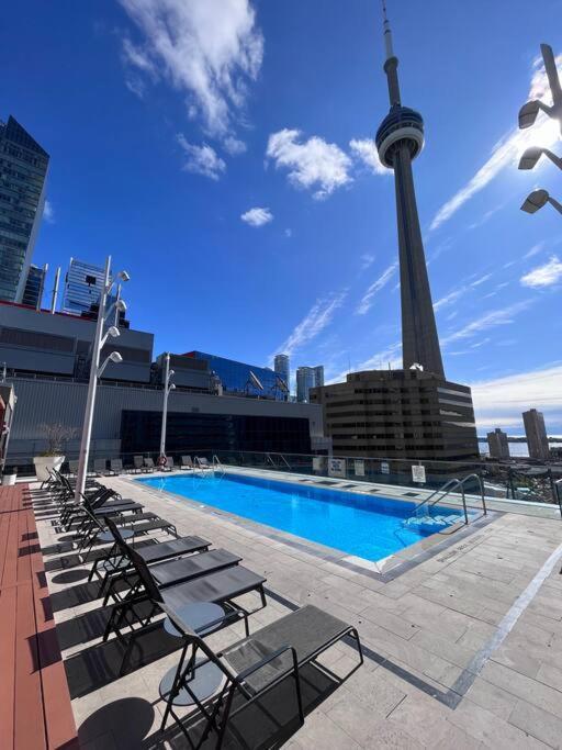 Chic 1-Br Condo; Parking Included; Downtown Core Toronto Extérieur photo