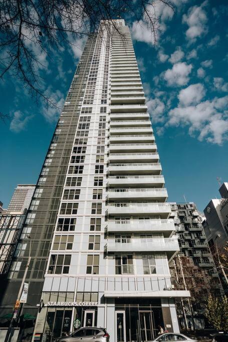 Chic 1-Br Condo; Parking Included; Downtown Core Toronto Extérieur photo