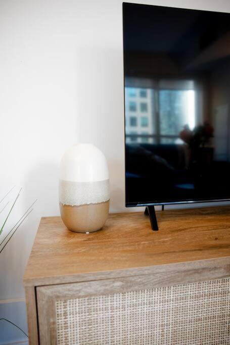 Chic 1-Br Condo; Parking Included; Downtown Core Toronto Extérieur photo