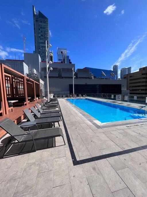 Chic 1-Br Condo; Parking Included; Downtown Core Toronto Extérieur photo