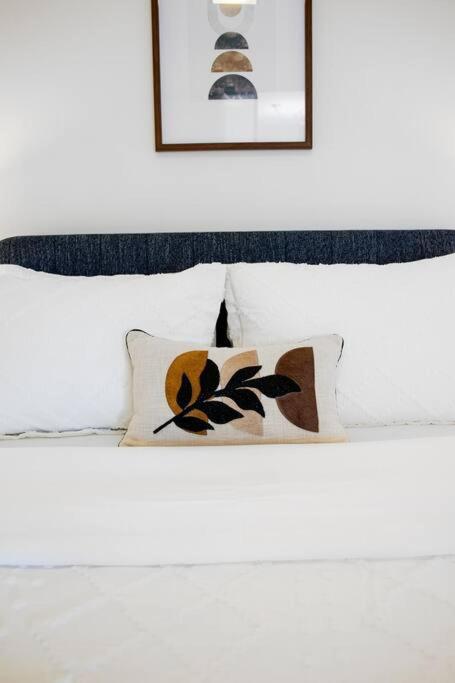Chic 1-Br Condo; Parking Included; Downtown Core Toronto Extérieur photo