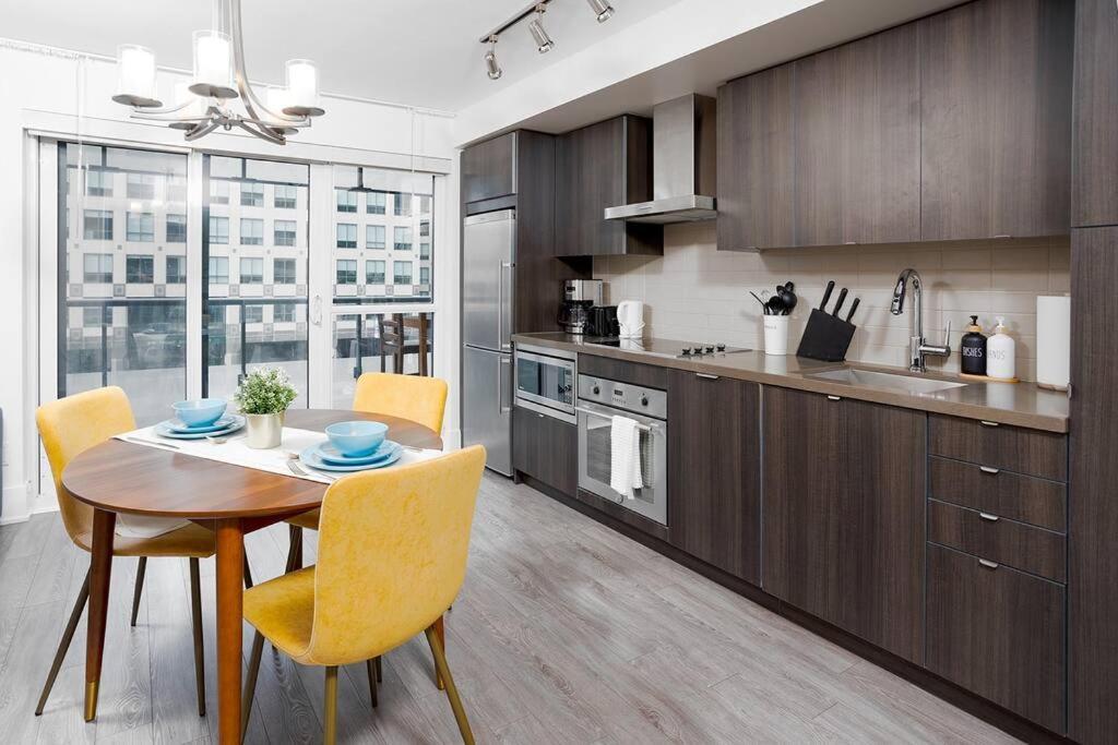 Chic 1-Br Condo; Parking Included; Downtown Core Toronto Extérieur photo