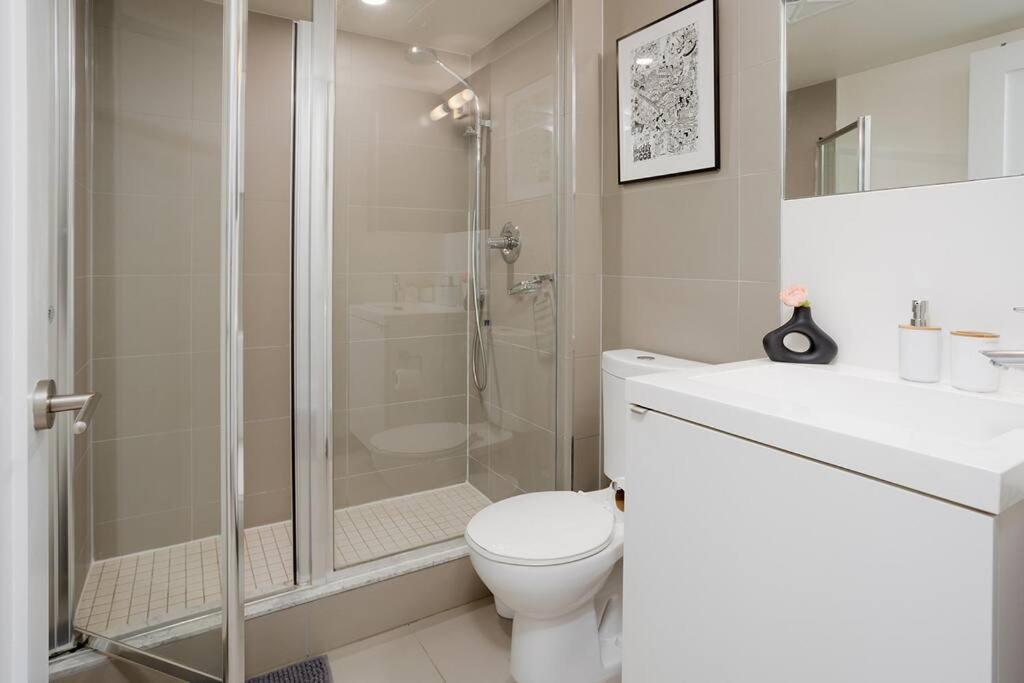 Chic 1-Br Condo; Parking Included; Downtown Core Toronto Extérieur photo