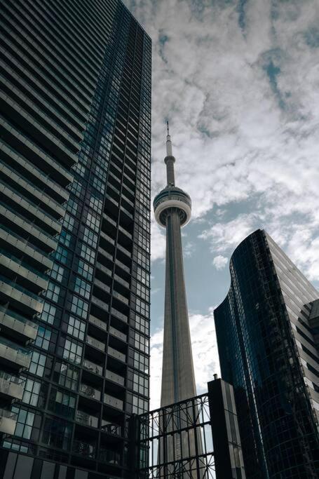 Chic 1-Br Condo; Parking Included; Downtown Core Toronto Extérieur photo