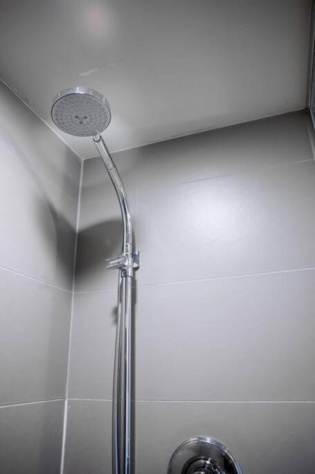Chic 1-Br Condo; Parking Included; Downtown Core Toronto Extérieur photo