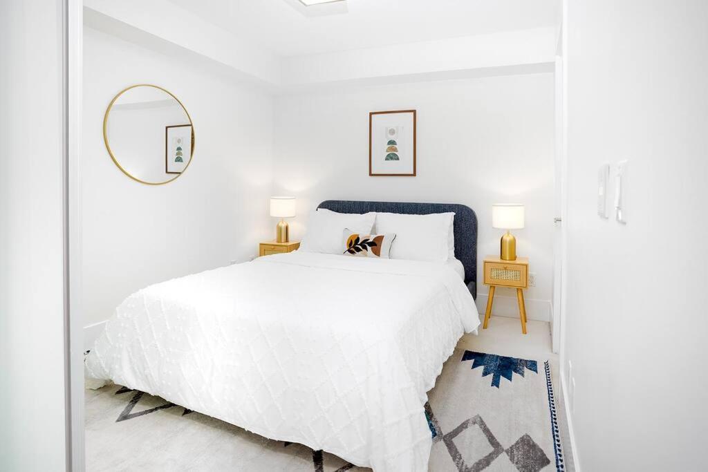 Chic 1-Br Condo; Parking Included; Downtown Core Toronto Extérieur photo