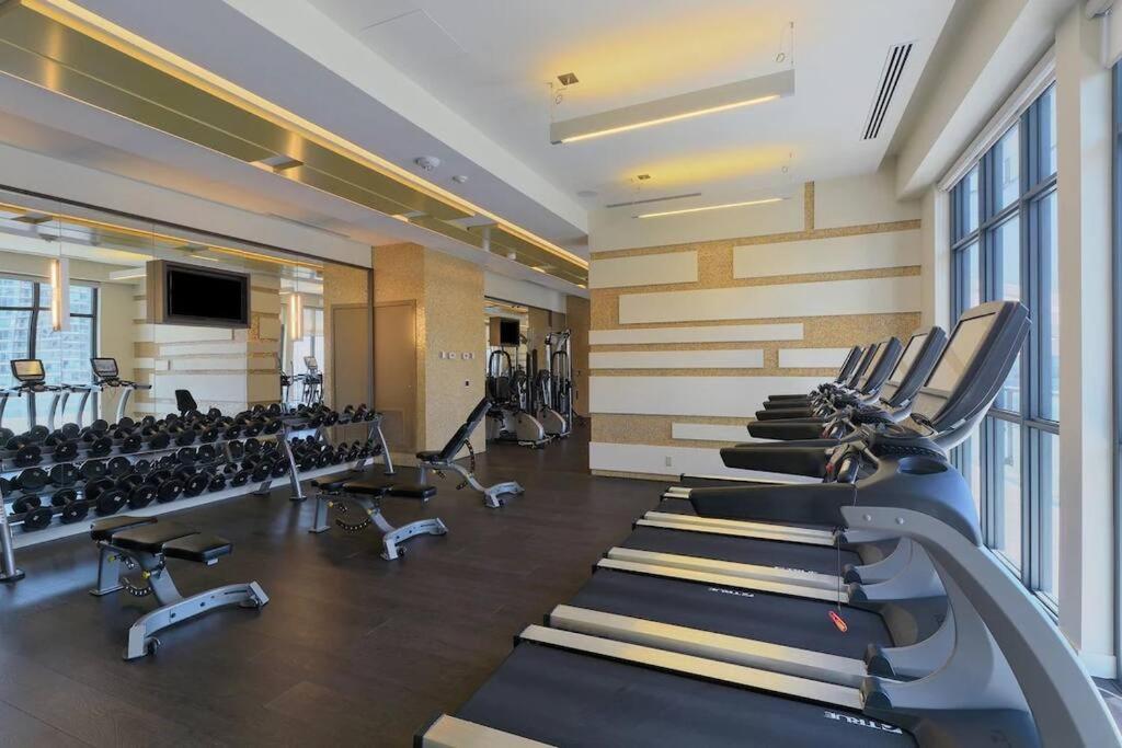Chic 1-Br Condo; Parking Included; Downtown Core Toronto Extérieur photo