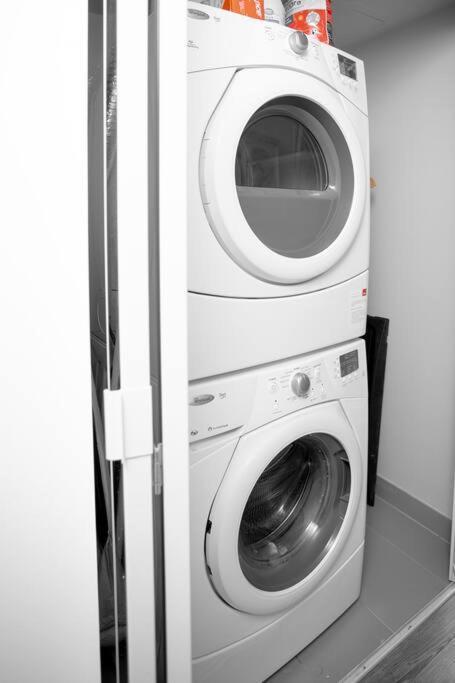 Chic 1-Br Condo; Parking Included; Downtown Core Toronto Extérieur photo