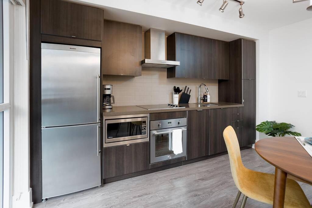 Chic 1-Br Condo; Parking Included; Downtown Core Toronto Extérieur photo