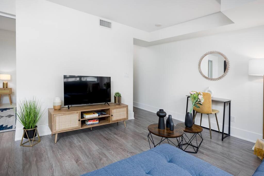 Chic 1-Br Condo; Parking Included; Downtown Core Toronto Extérieur photo