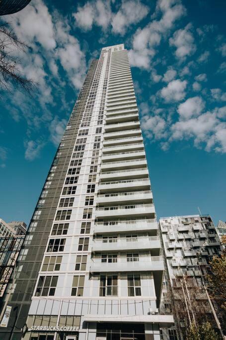 Chic 1-Br Condo; Parking Included; Downtown Core Toronto Extérieur photo