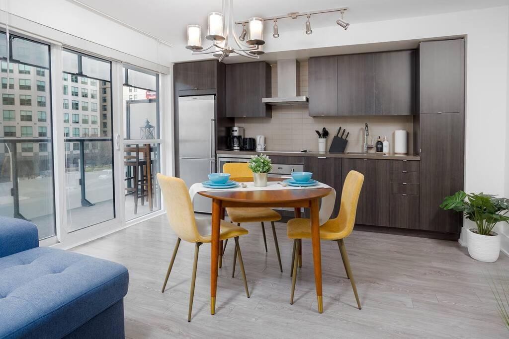 Chic 1-Br Condo; Parking Included; Downtown Core Toronto Extérieur photo