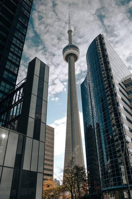Chic 1-Br Condo; Parking Included; Downtown Core Toronto Extérieur photo