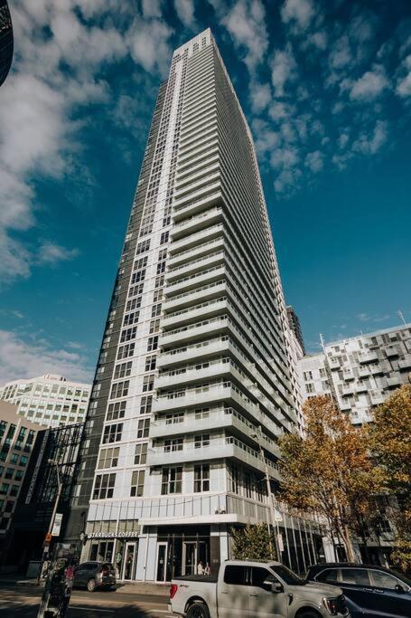 Chic 1-Br Condo; Parking Included; Downtown Core Toronto Extérieur photo