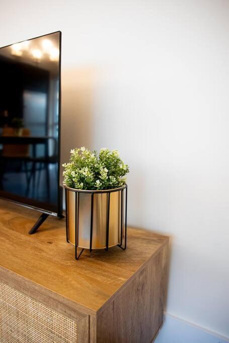 Chic 1-Br Condo; Parking Included; Downtown Core Toronto Extérieur photo