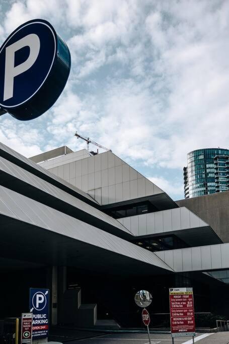 Chic 1-Br Condo; Parking Included; Downtown Core Toronto Extérieur photo