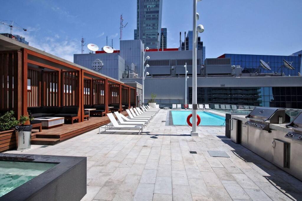 Chic 1-Br Condo; Parking Included; Downtown Core Toronto Extérieur photo