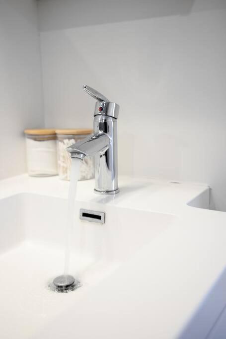 Chic 1-Br Condo; Parking Included; Downtown Core Toronto Extérieur photo