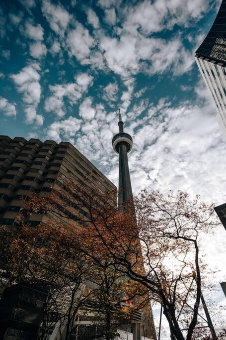 Chic 1-Br Condo; Parking Included; Downtown Core Toronto Extérieur photo