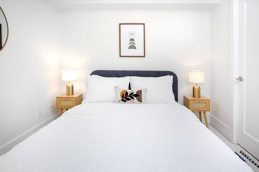 Chic 1-Br Condo; Parking Included; Downtown Core Toronto Extérieur photo