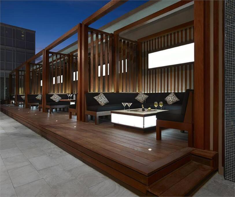 Chic 1-Br Condo; Parking Included; Downtown Core Toronto Extérieur photo