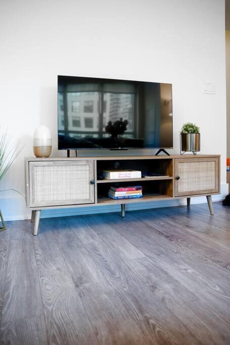 Chic 1-Br Condo; Parking Included; Downtown Core Toronto Extérieur photo