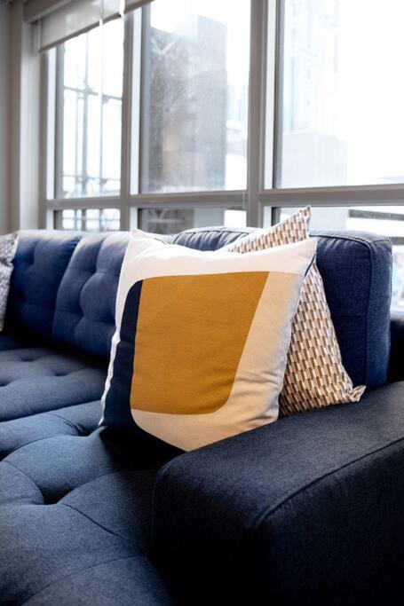 Chic 1-Br Condo; Parking Included; Downtown Core Toronto Extérieur photo
