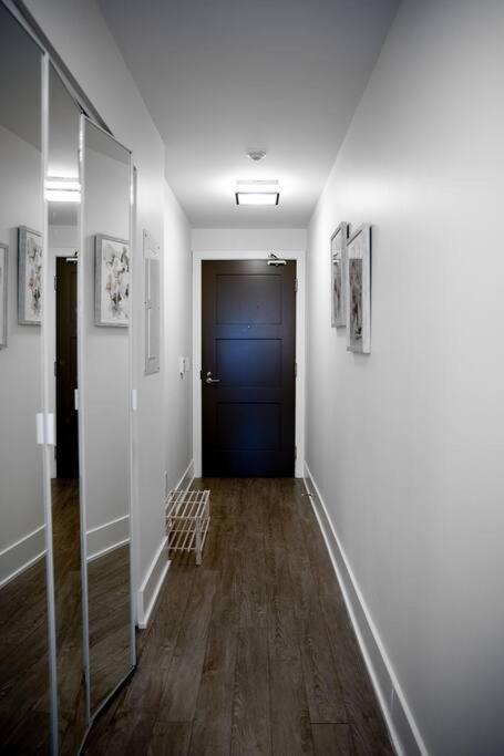 Chic 1-Br Condo; Parking Included; Downtown Core Toronto Extérieur photo
