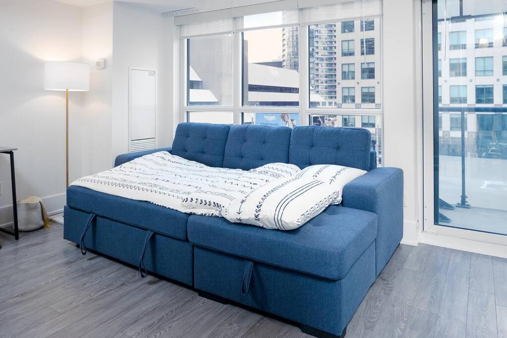 Chic 1-Br Condo; Parking Included; Downtown Core Toronto Extérieur photo
